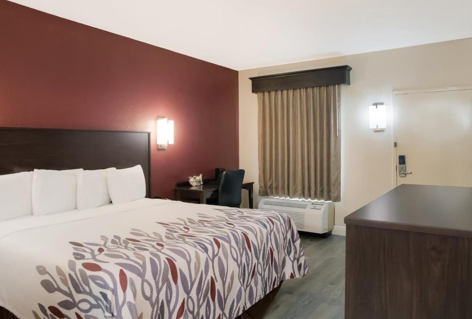 Red Roof Inn Tupelo photo 18