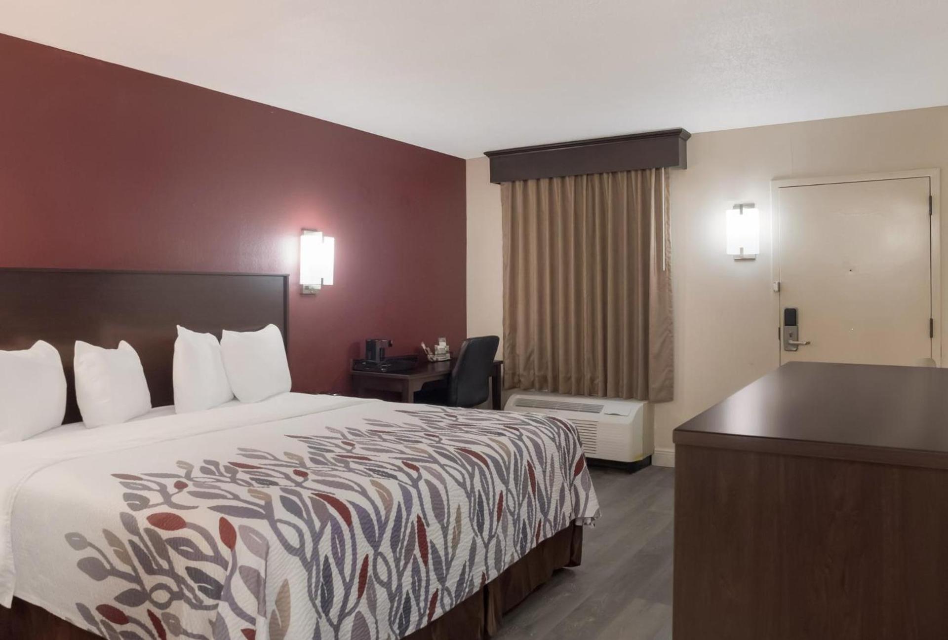 Red Roof Inn Tupelo photo 20