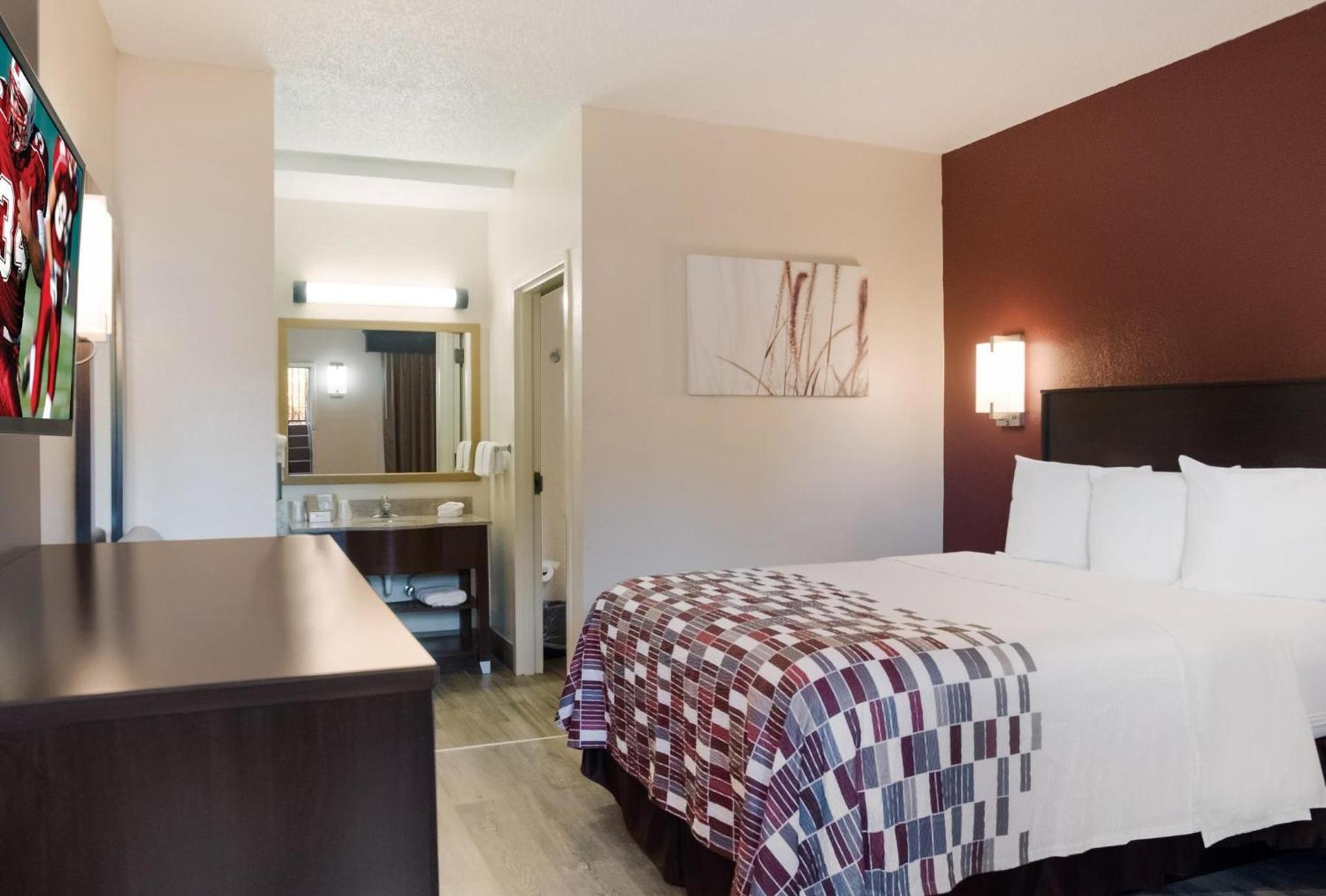 Red Roof Inn Tupelo photo 23