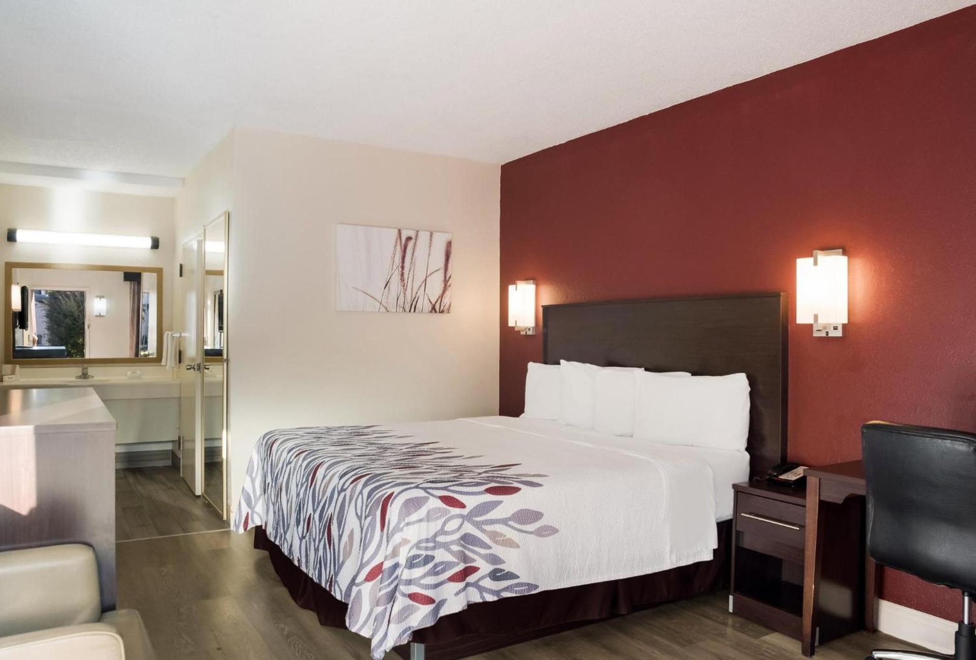 Red Roof Inn Tupelo photo 22