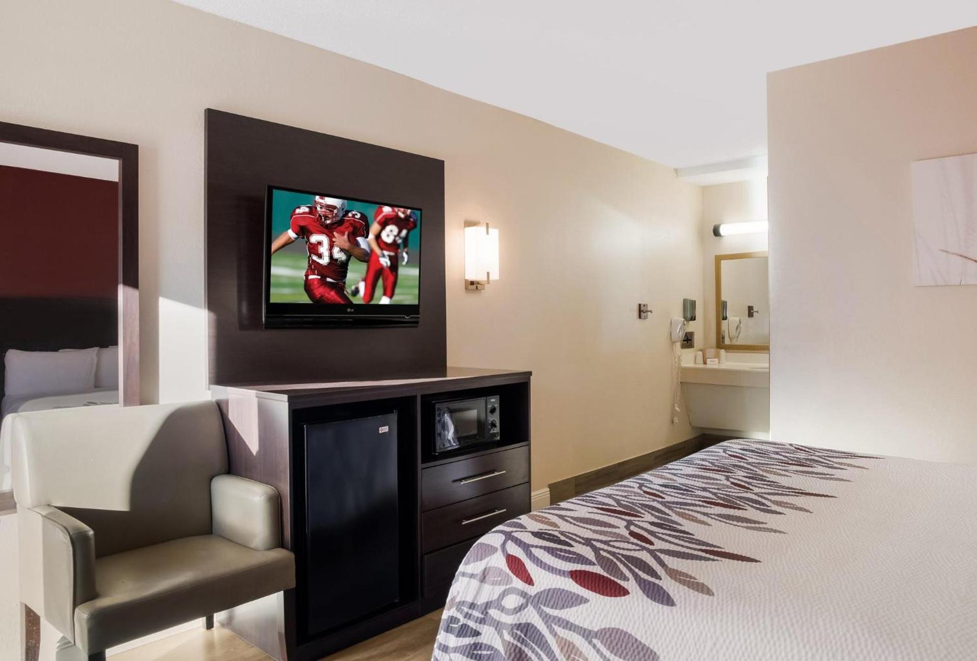 Red Roof Inn Tupelo photo 21