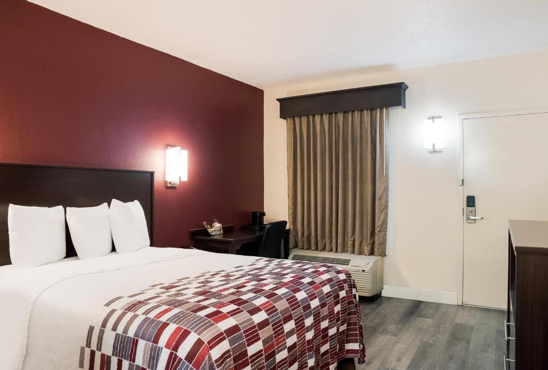 Red Roof Inn Tupelo photo 24