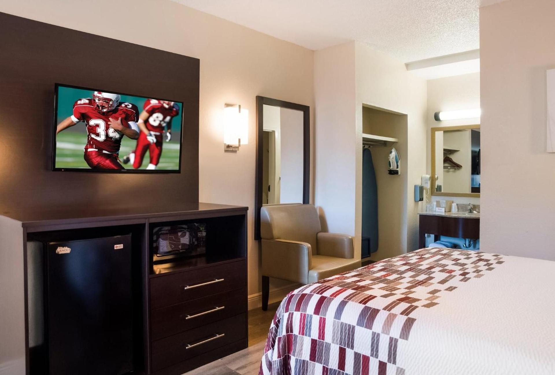 Red Roof Inn Tupelo photo 25