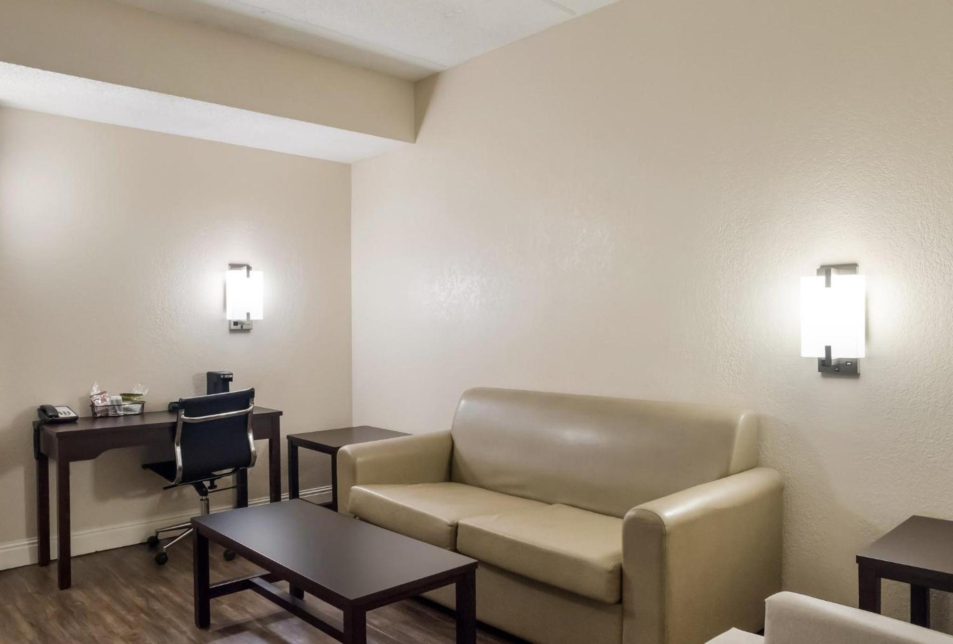 Red Roof Inn Tupelo photo 30