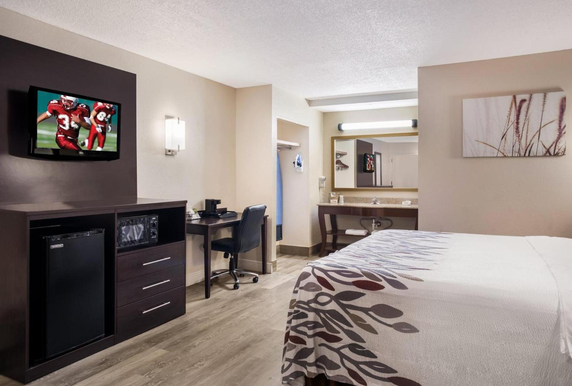Red Roof Inn Tupelo photo 32