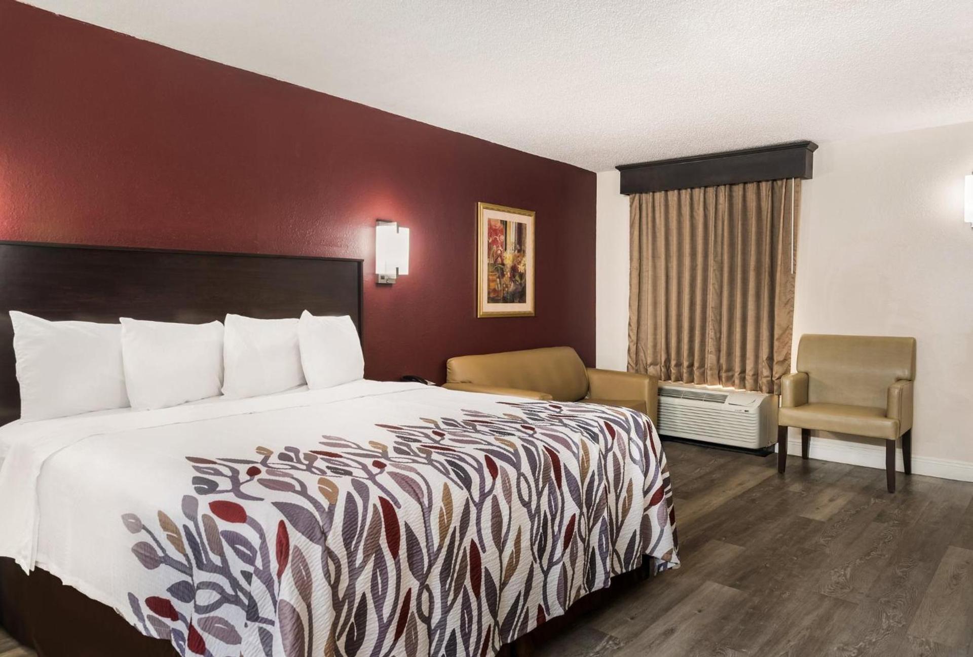 Red Roof Inn Tupelo photo 33