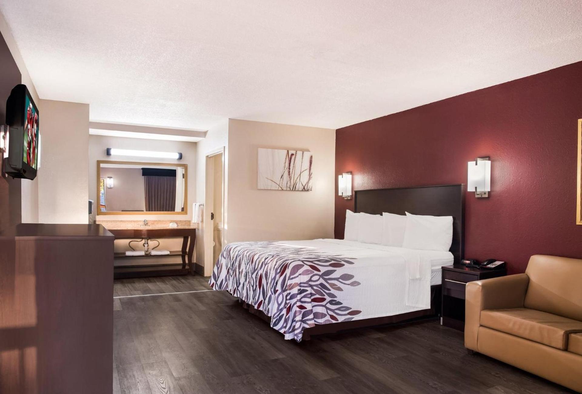 Red Roof Inn Tupelo photo 34