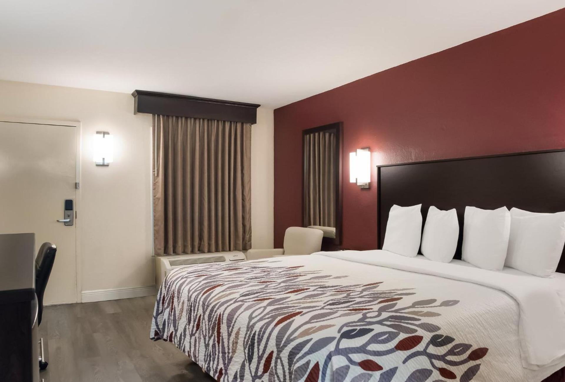 Red Roof Inn Tupelo photo 26