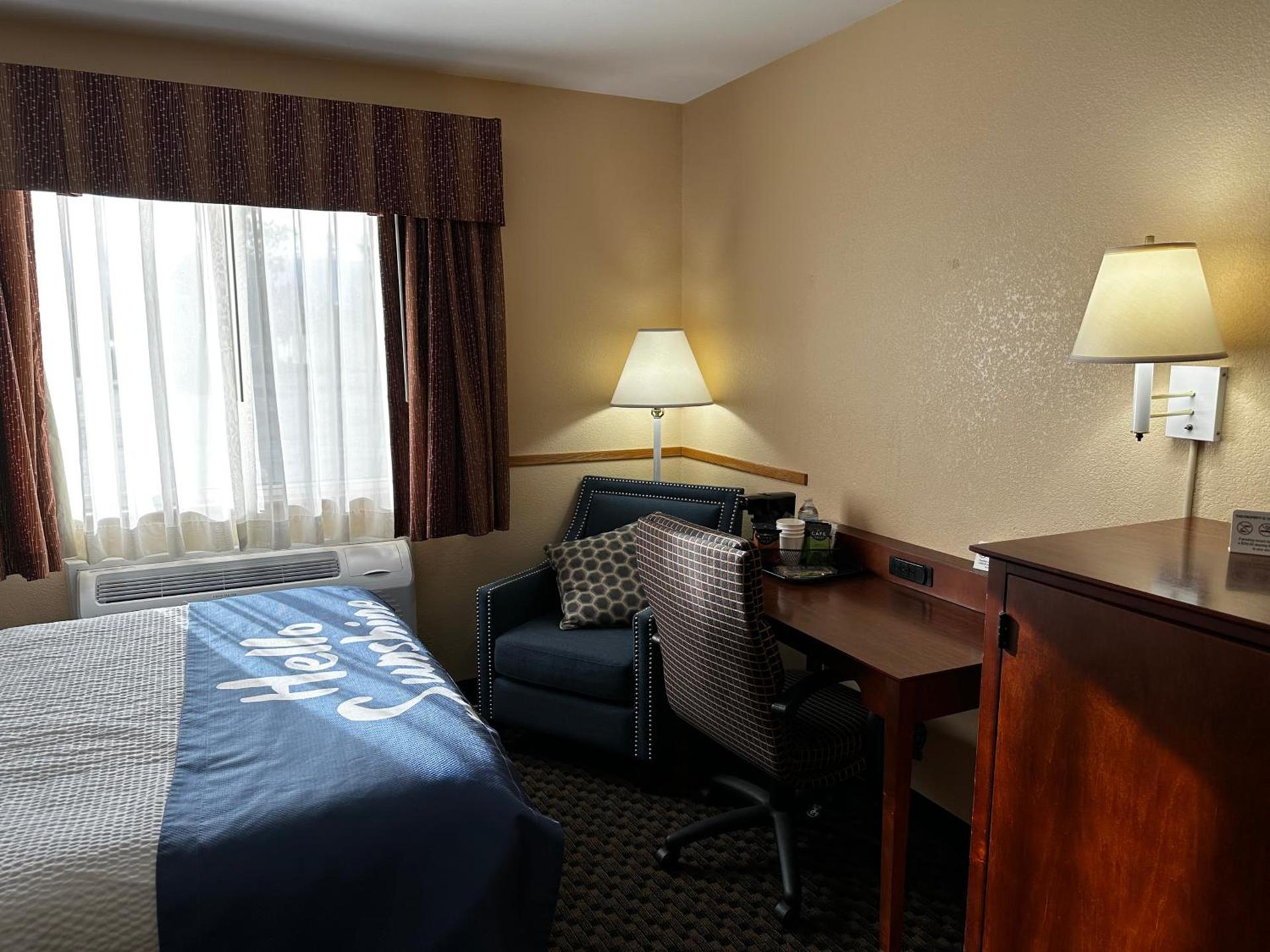 Days Inn by Wyndham Imlay City photo 50