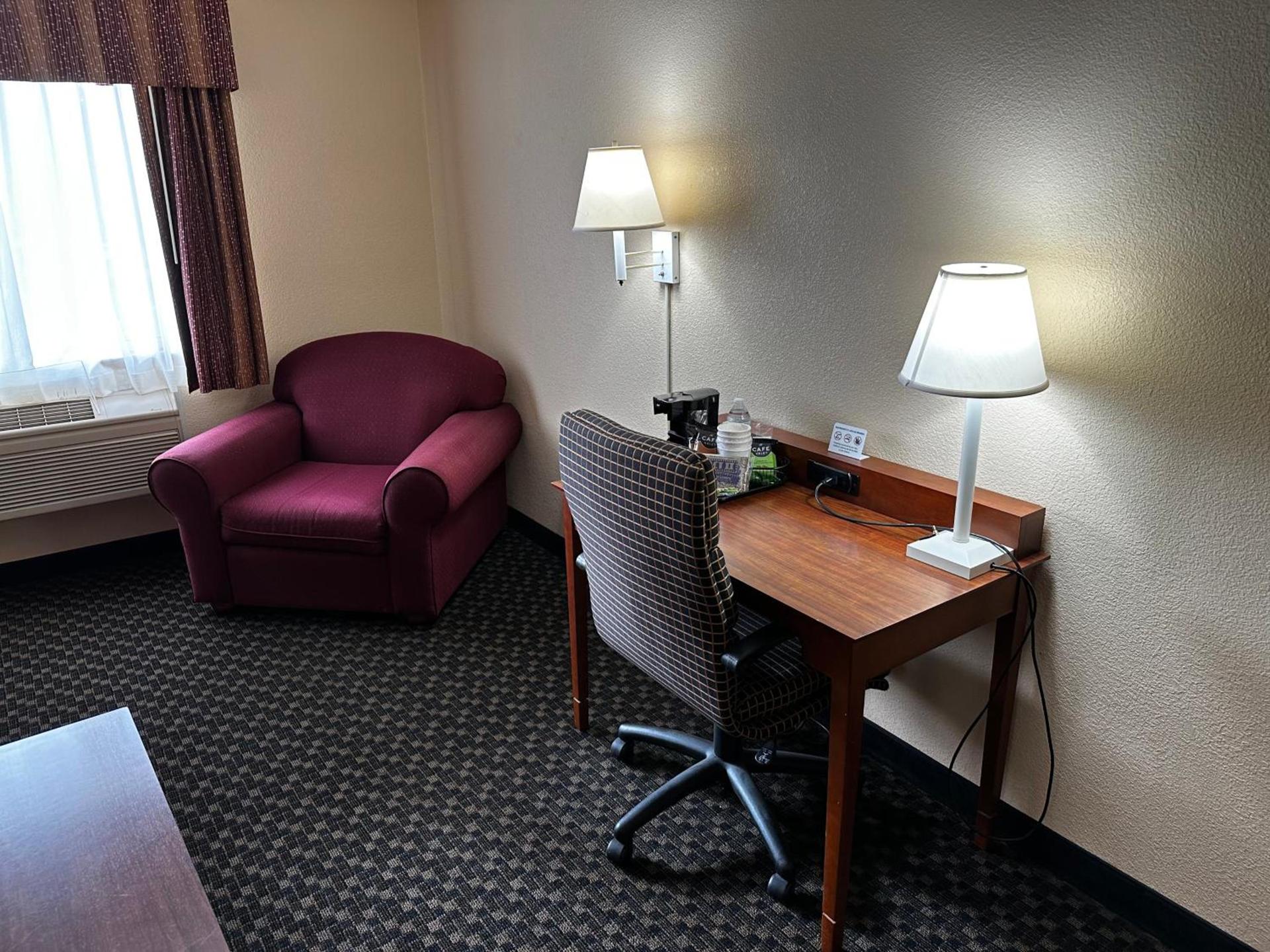Days Inn by Wyndham Imlay City photo 55