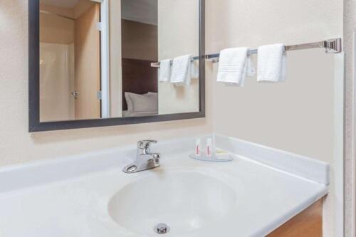 Days Inn by Wyndham Imlay City photo 57