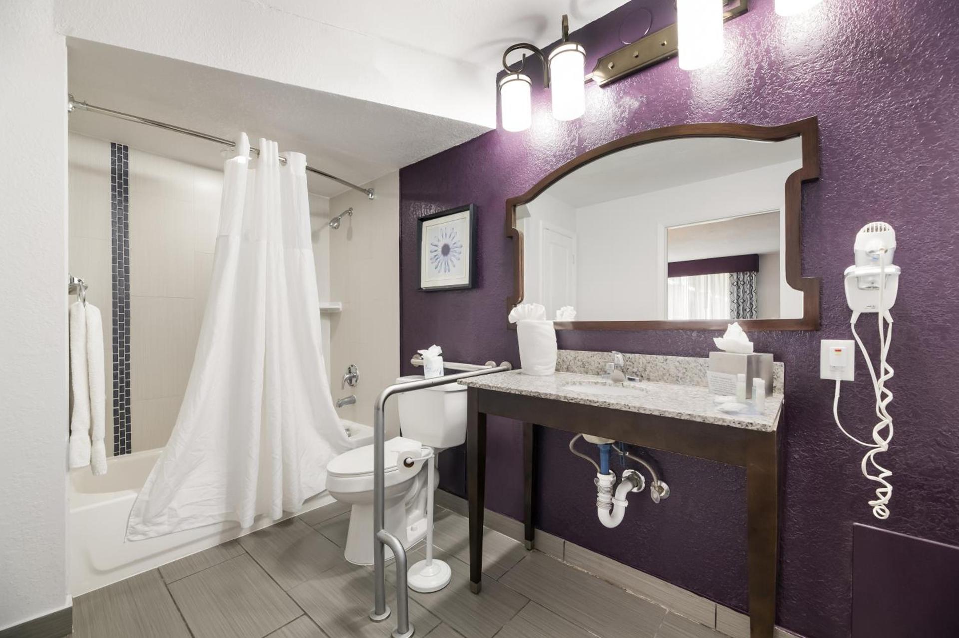 Clarion Inn & Suites Across From Universal Orlando Resort photo 45