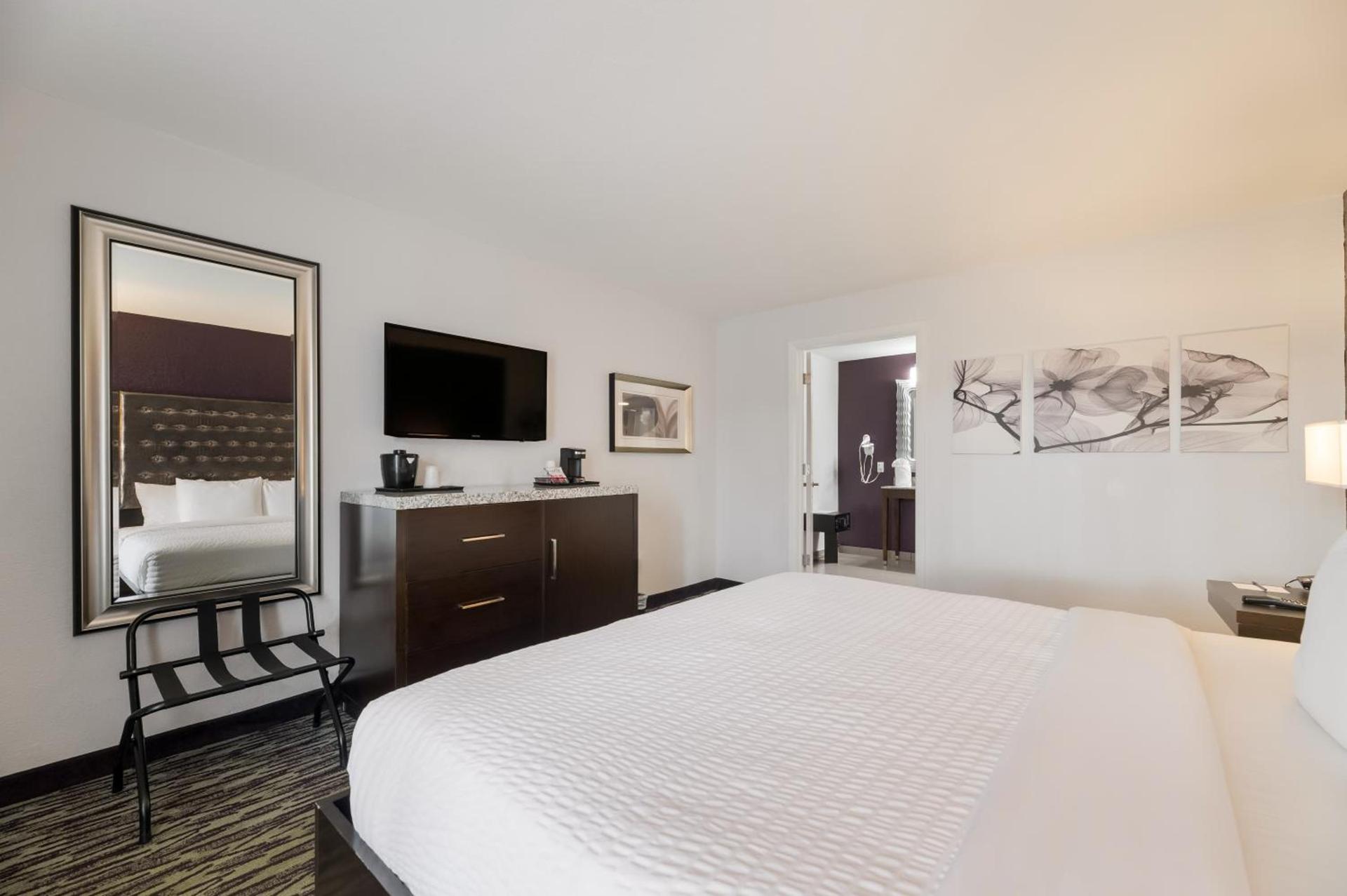 Clarion Inn & Suites Across From Universal Orlando Resort photo 46