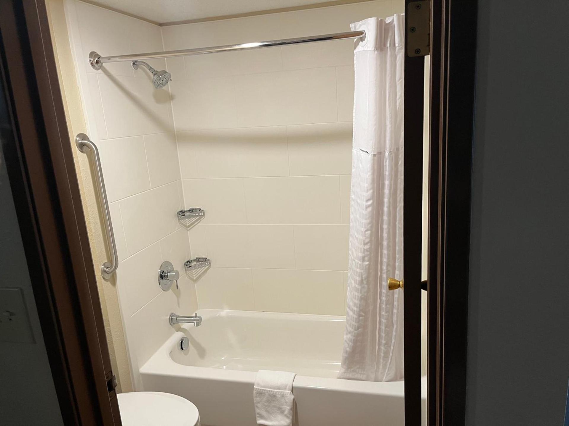 Wingate by Wyndham Clearfield photo 33