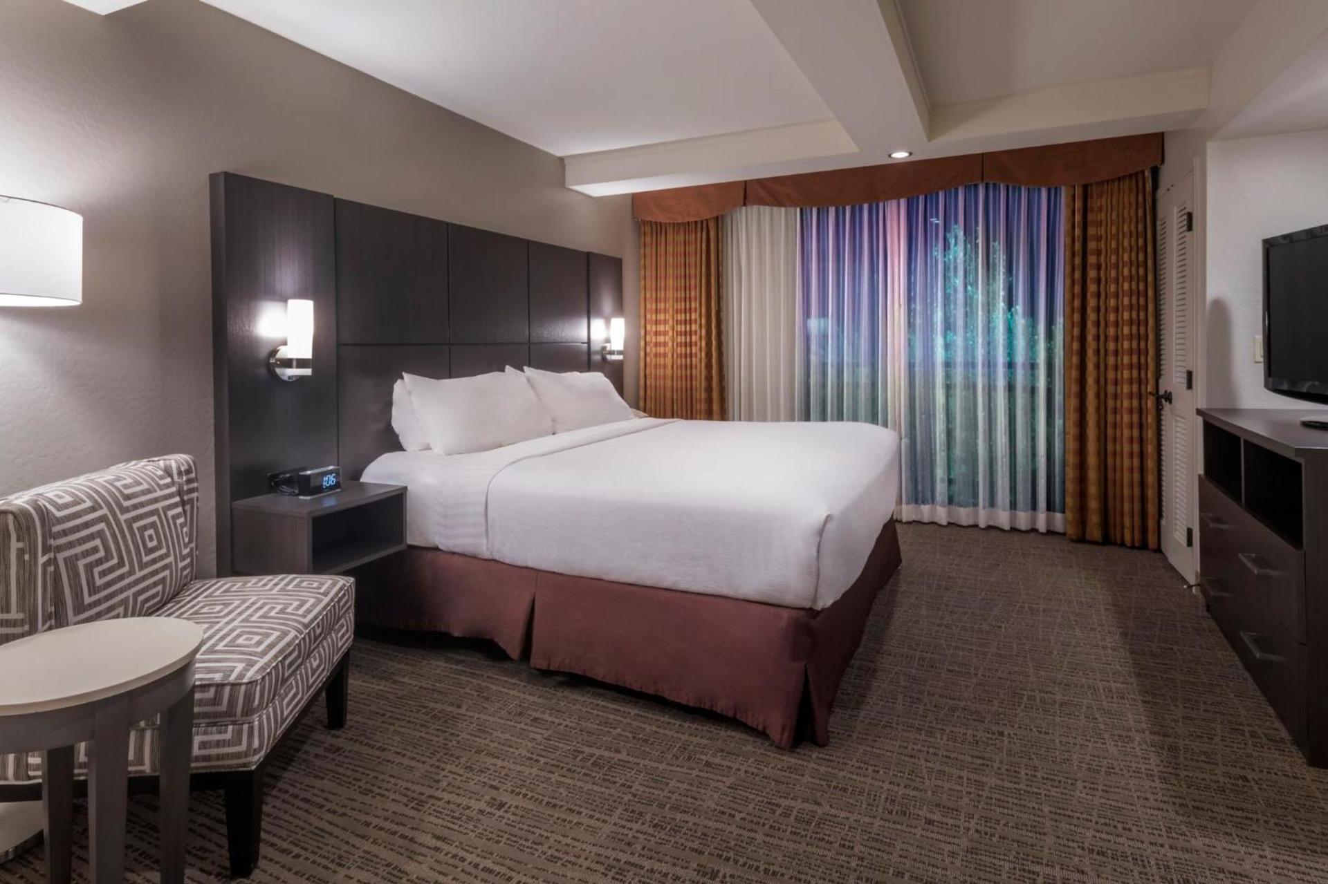 Holiday Inn and Suites Phoenix Airport North by IHG photo 40
