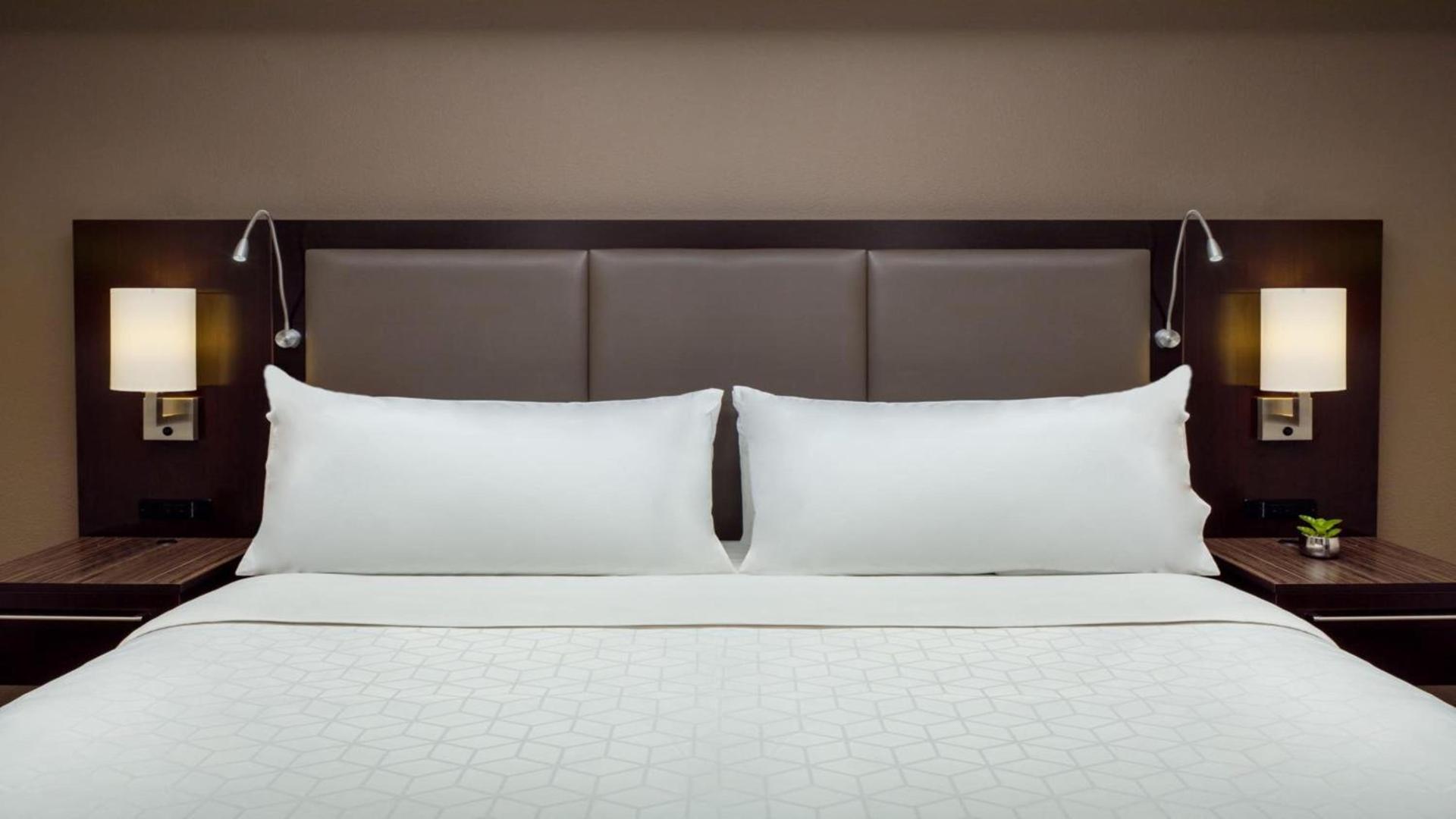 Holiday Inn and Suites Phoenix Airport North by IHG photo 50