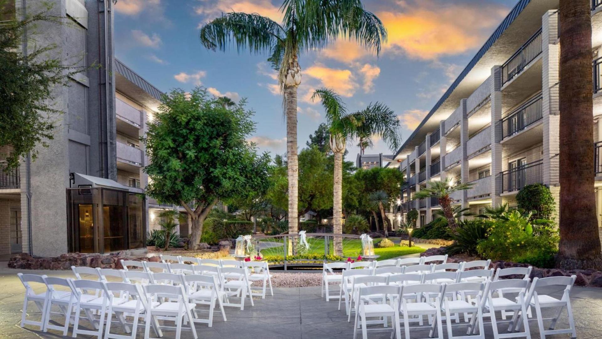 Holiday Inn and Suites Phoenix Airport North by IHG photo 36