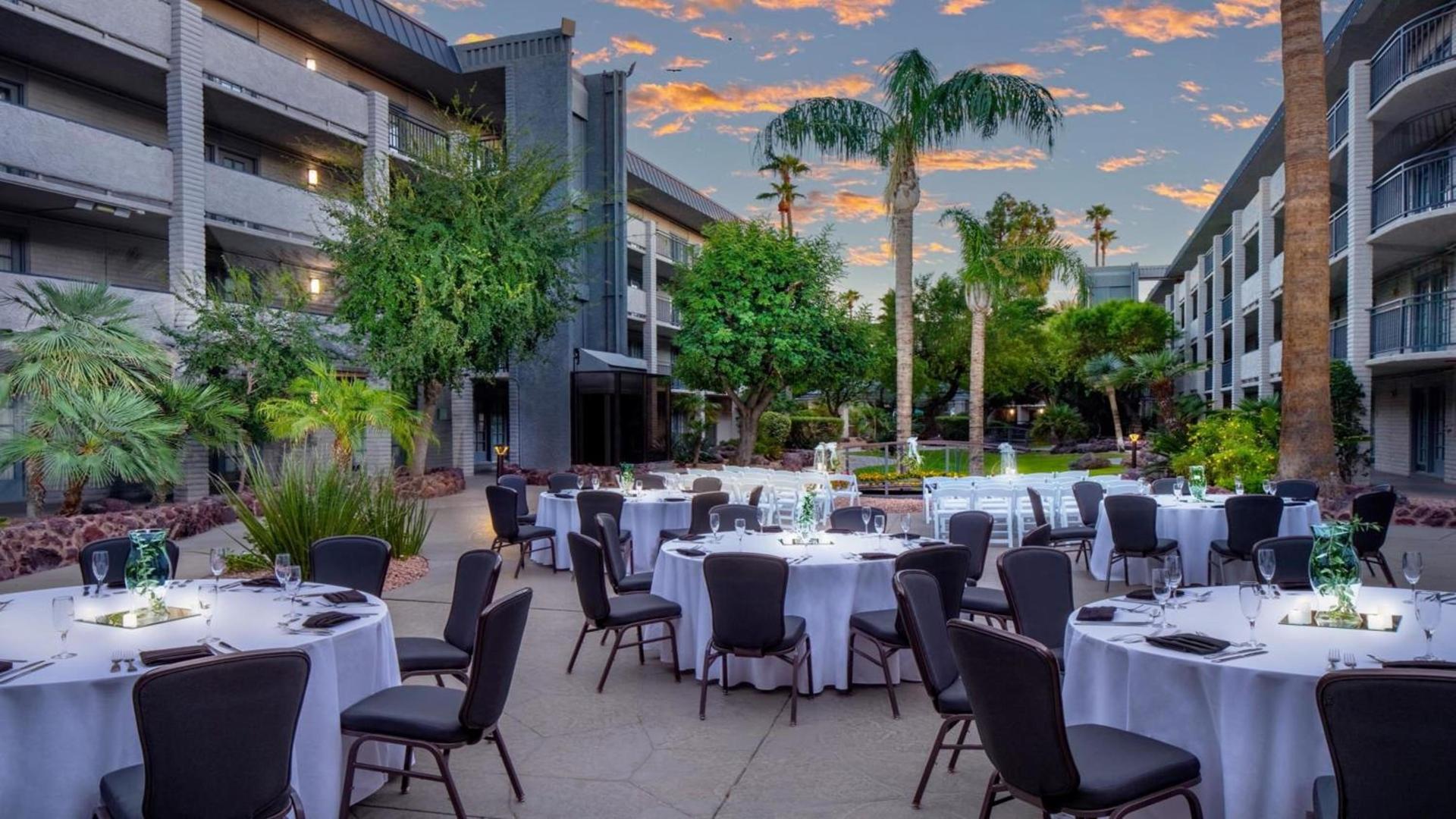 Holiday Inn and Suites Phoenix Airport North by IHG photo 37