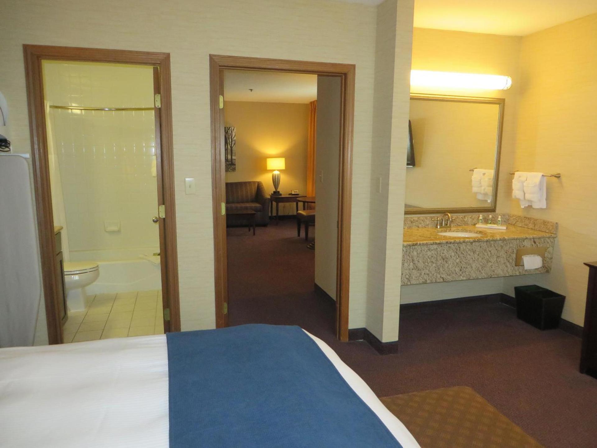 Ivy Court Inn and Suites photo 27