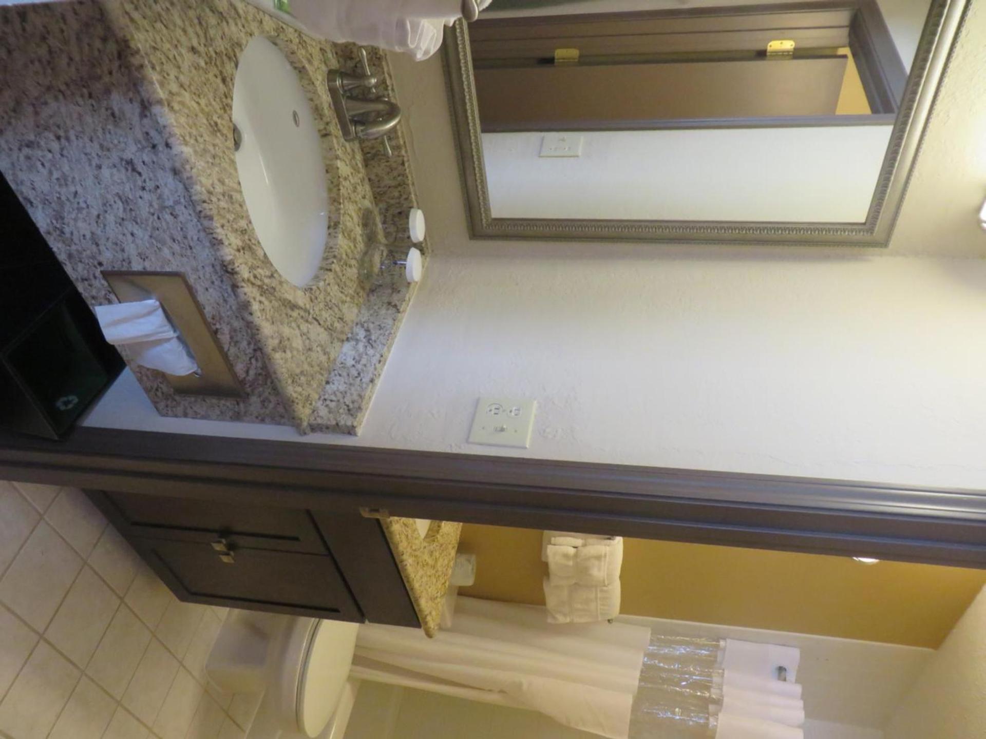 Ivy Court Inn and Suites photo 40
