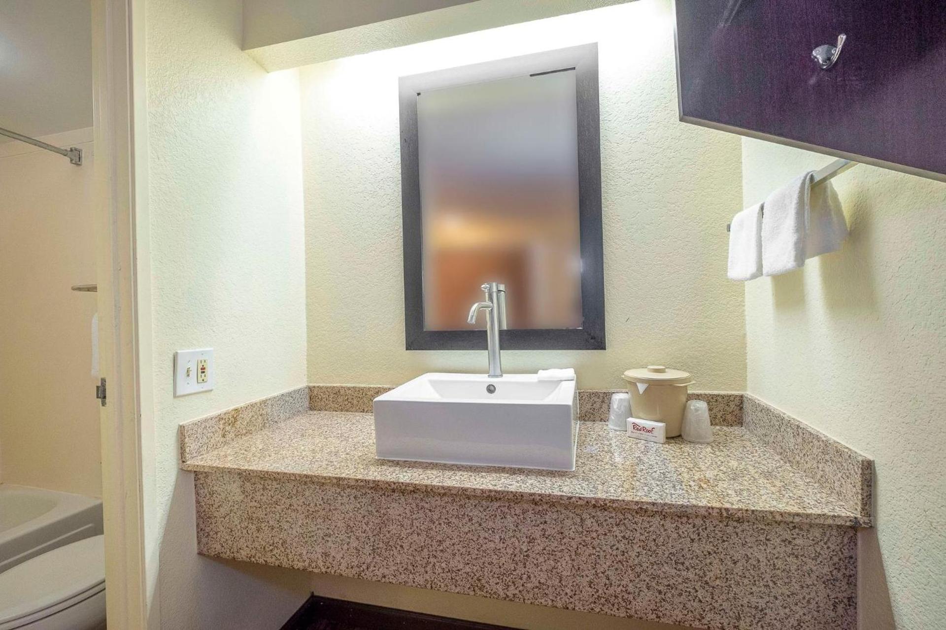 Red Roof Inn Jackson North – Ridgeland photo 56