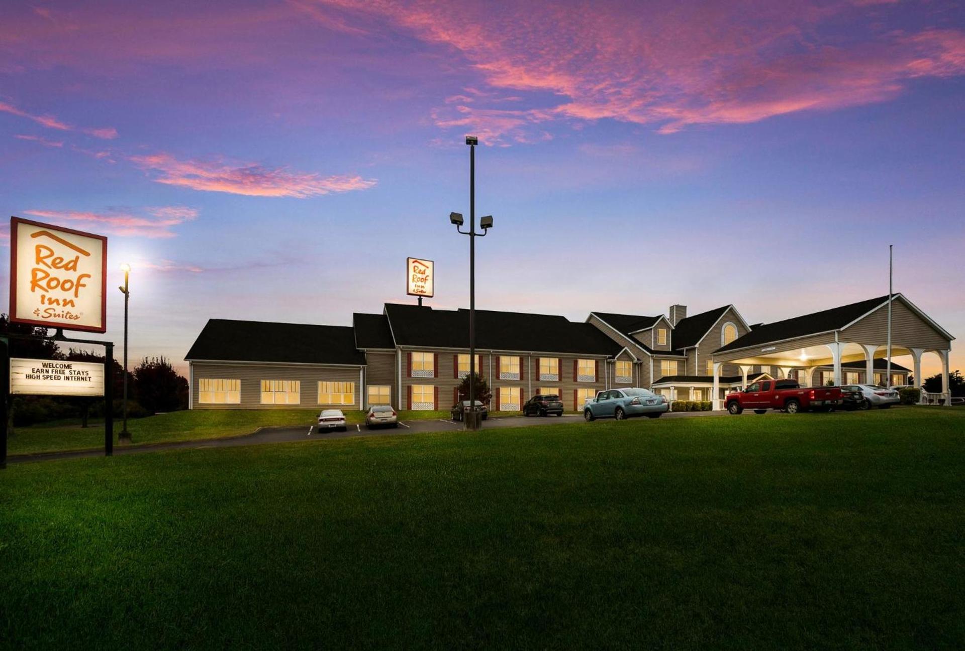 Red Roof Inn & Suites Knoxville East photo 5
