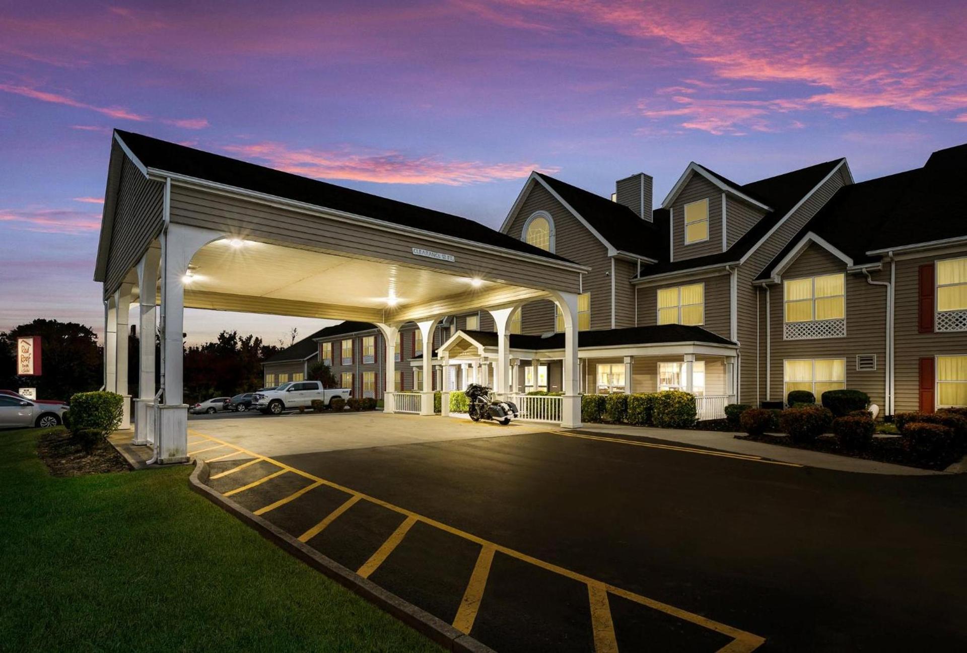 Red Roof Inn & Suites Knoxville East photo 6
