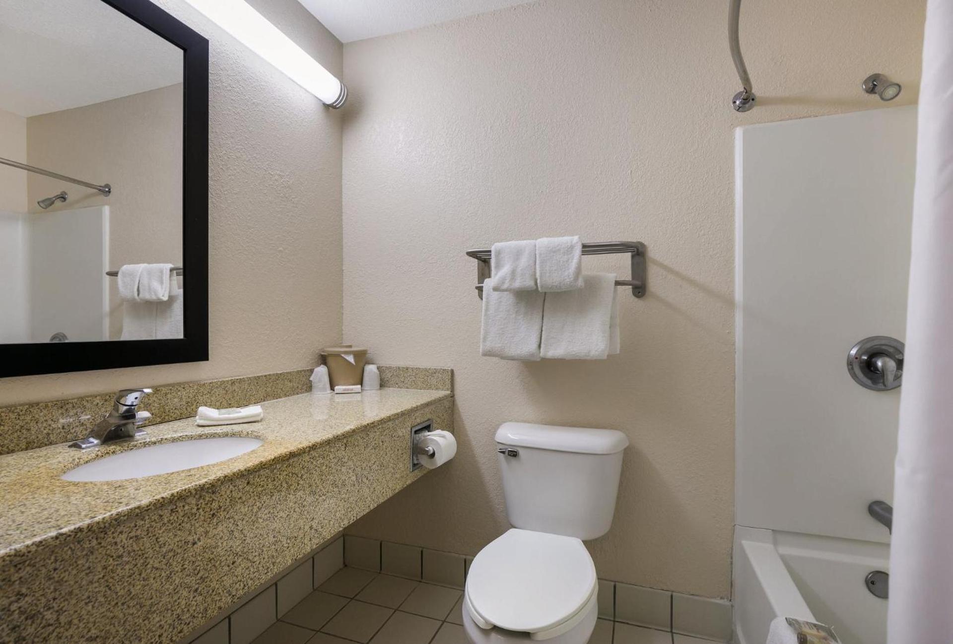 Red Roof Inn & Suites Knoxville East photo 29
