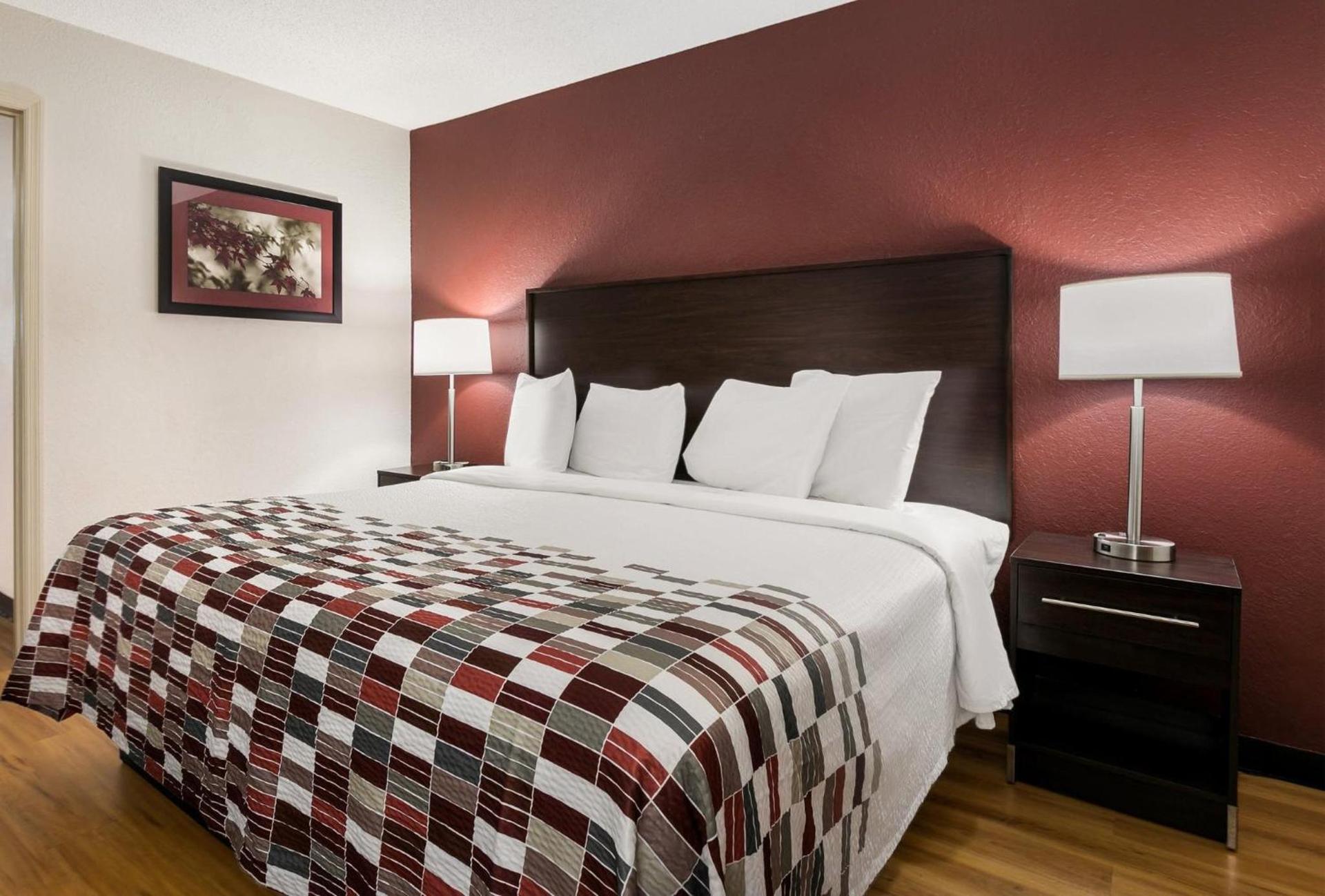 Red Roof Inn & Suites Knoxville East photo 26