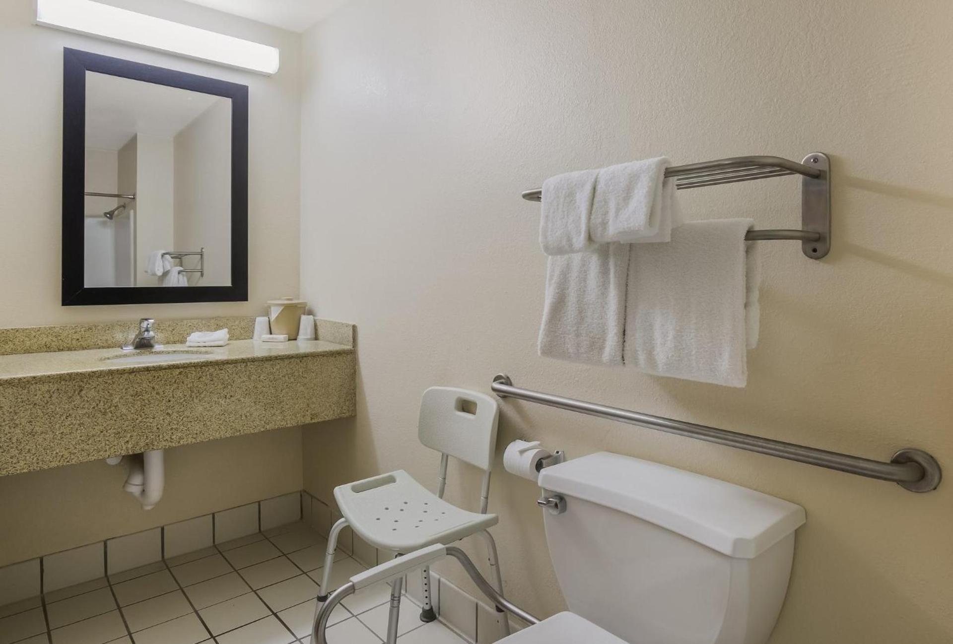 Red Roof Inn & Suites Knoxville East photo 31