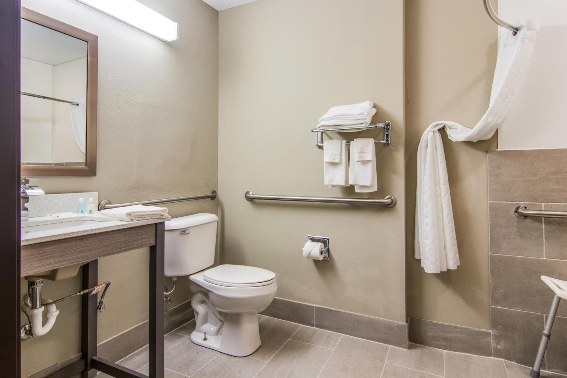 Quality Inn & Suites Grove City-Outlet Mall photo 5
