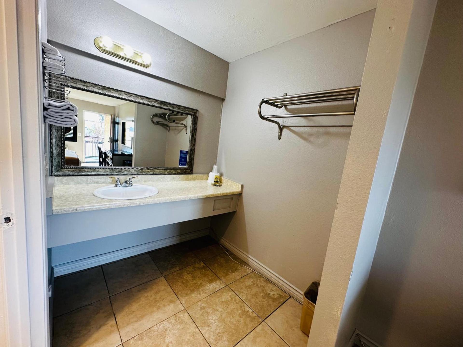 Casa Blanca Hotel - Cypress, Buena Park photo 13