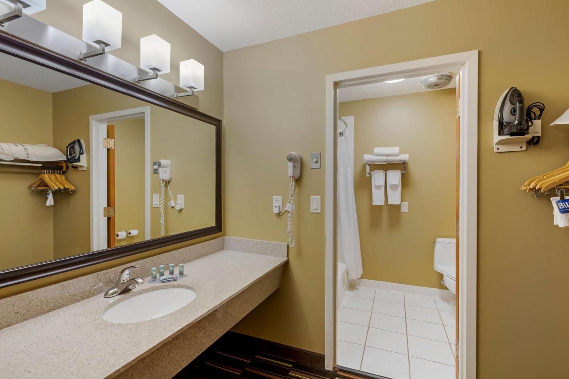 Best Western Falcon Plaza - Bowling Green photo 32