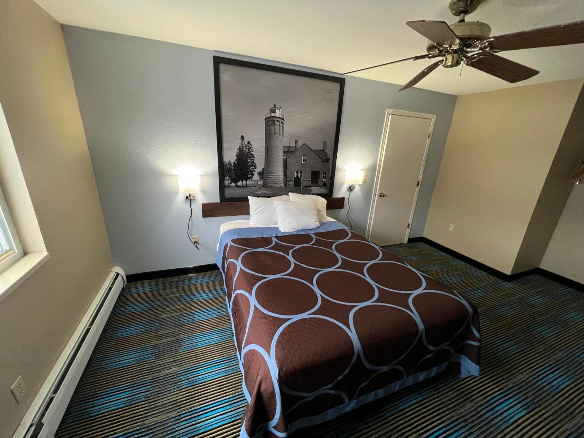 Super 8 by Wyndham Escanaba photo 12