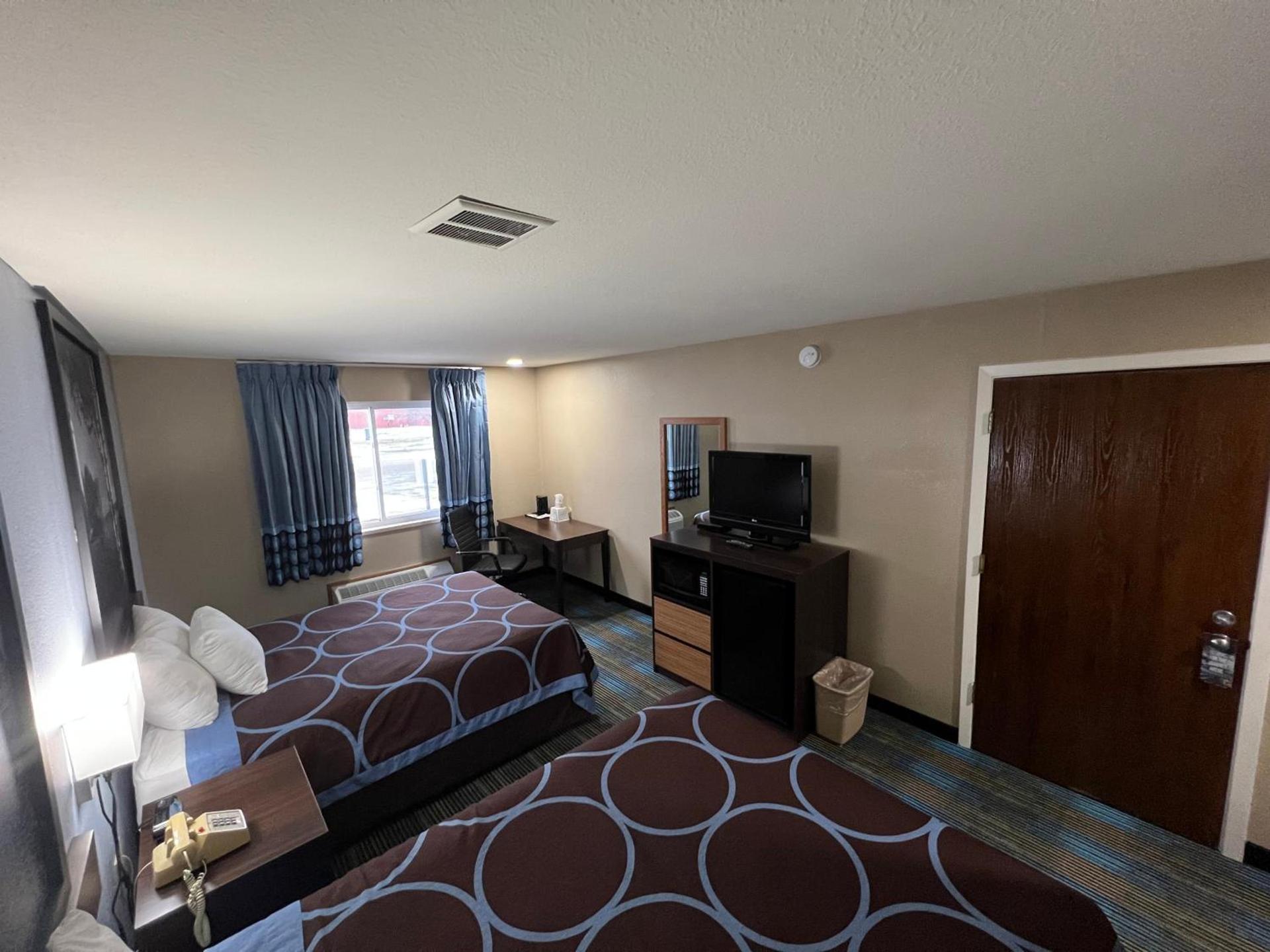 Super 8 by Wyndham Escanaba photo 14