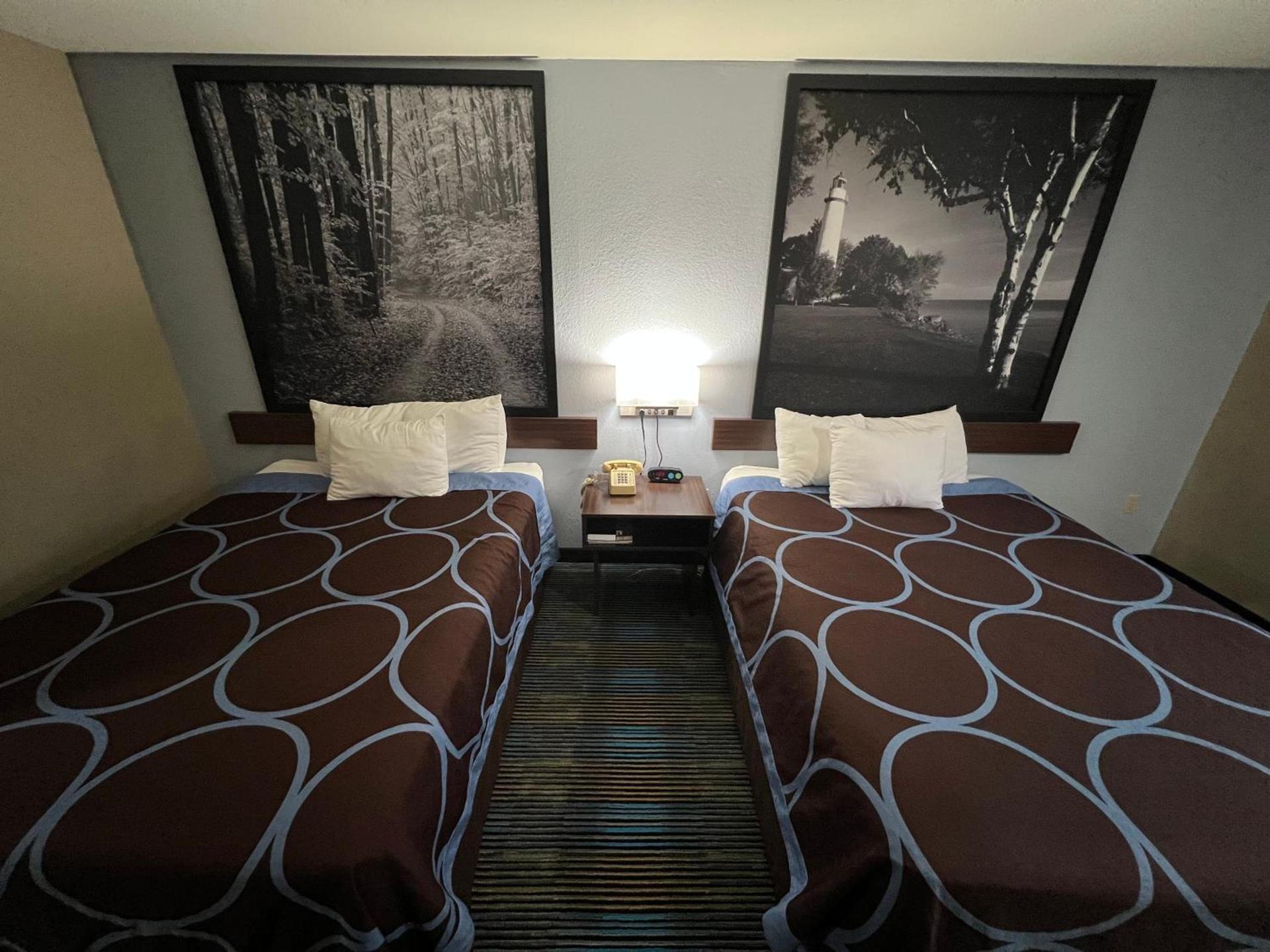 Super 8 by Wyndham Escanaba photo 9