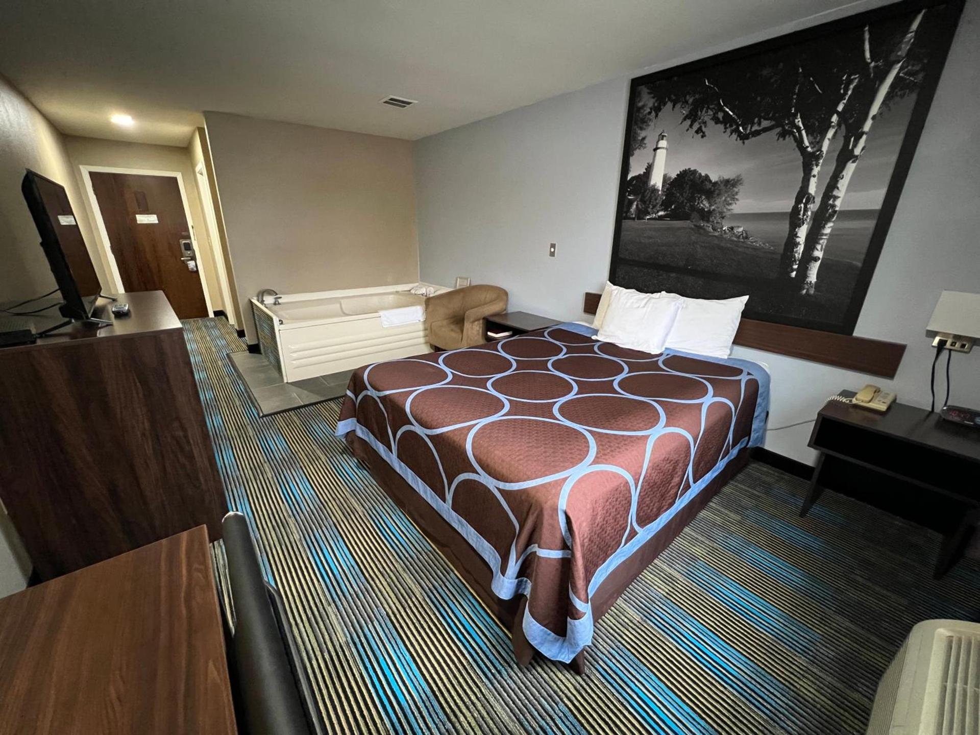 Super 8 by Wyndham Escanaba photo 13