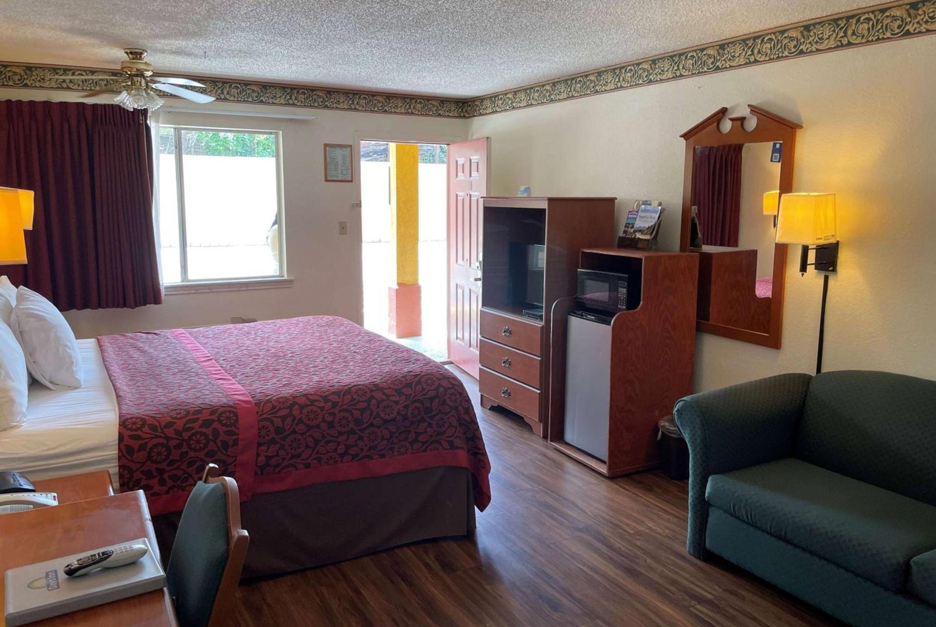 Executive Inn & Suites photo 9