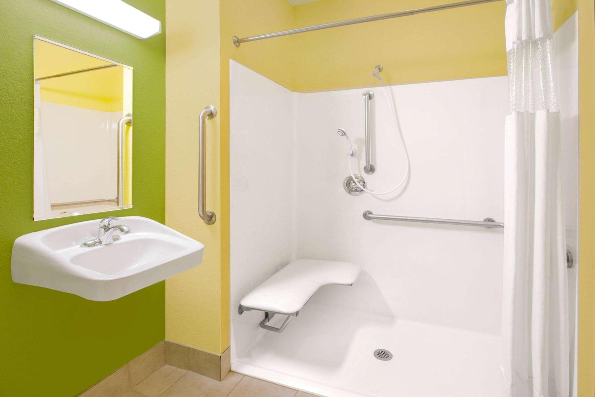 Microtel Inn & Suites by Wyndham Delphos photo 19