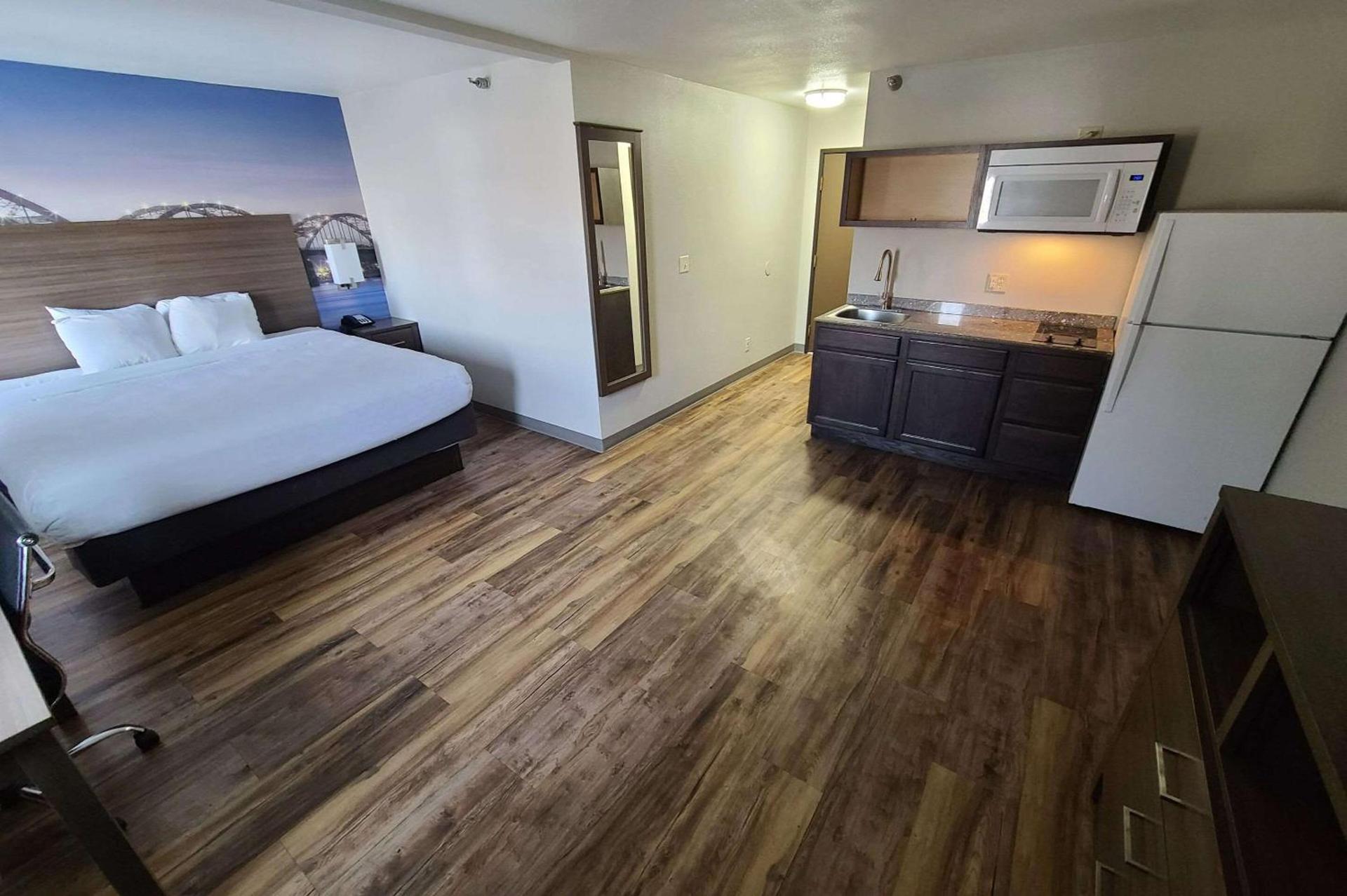 Clarion Pointe Bettendorf - Quad Cities photo 25