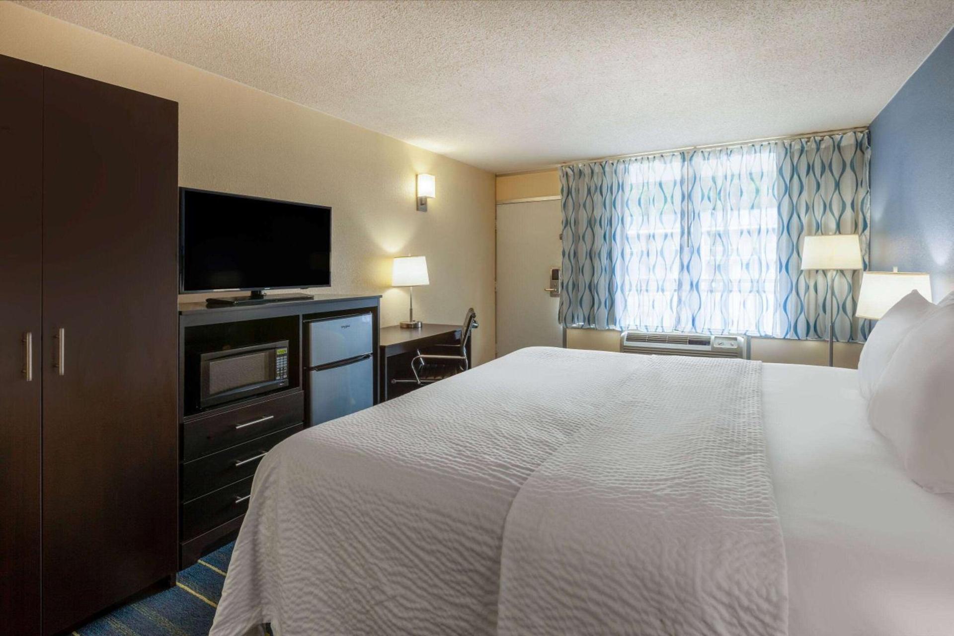 Days Inn by Wyndham Charles Town photo 11