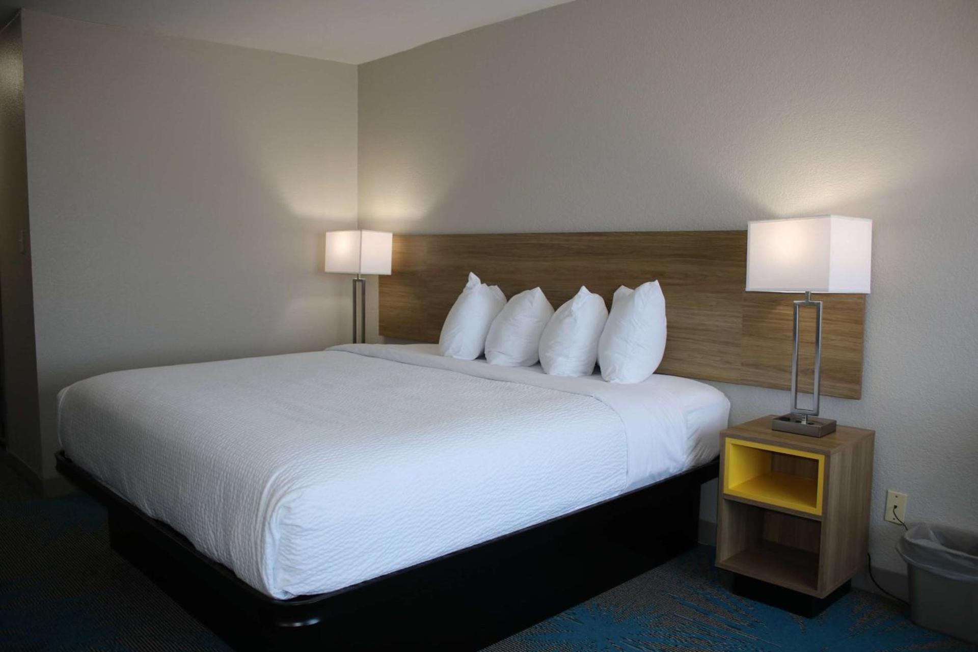 Days Inn by Wyndham Waco University Area photo 36