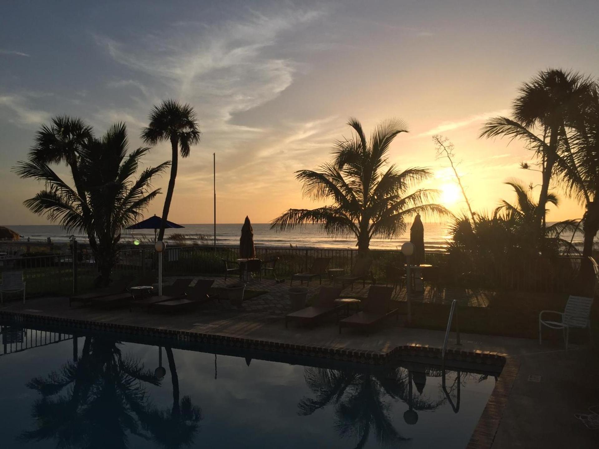 Surf Studio Beach Resort photo 2