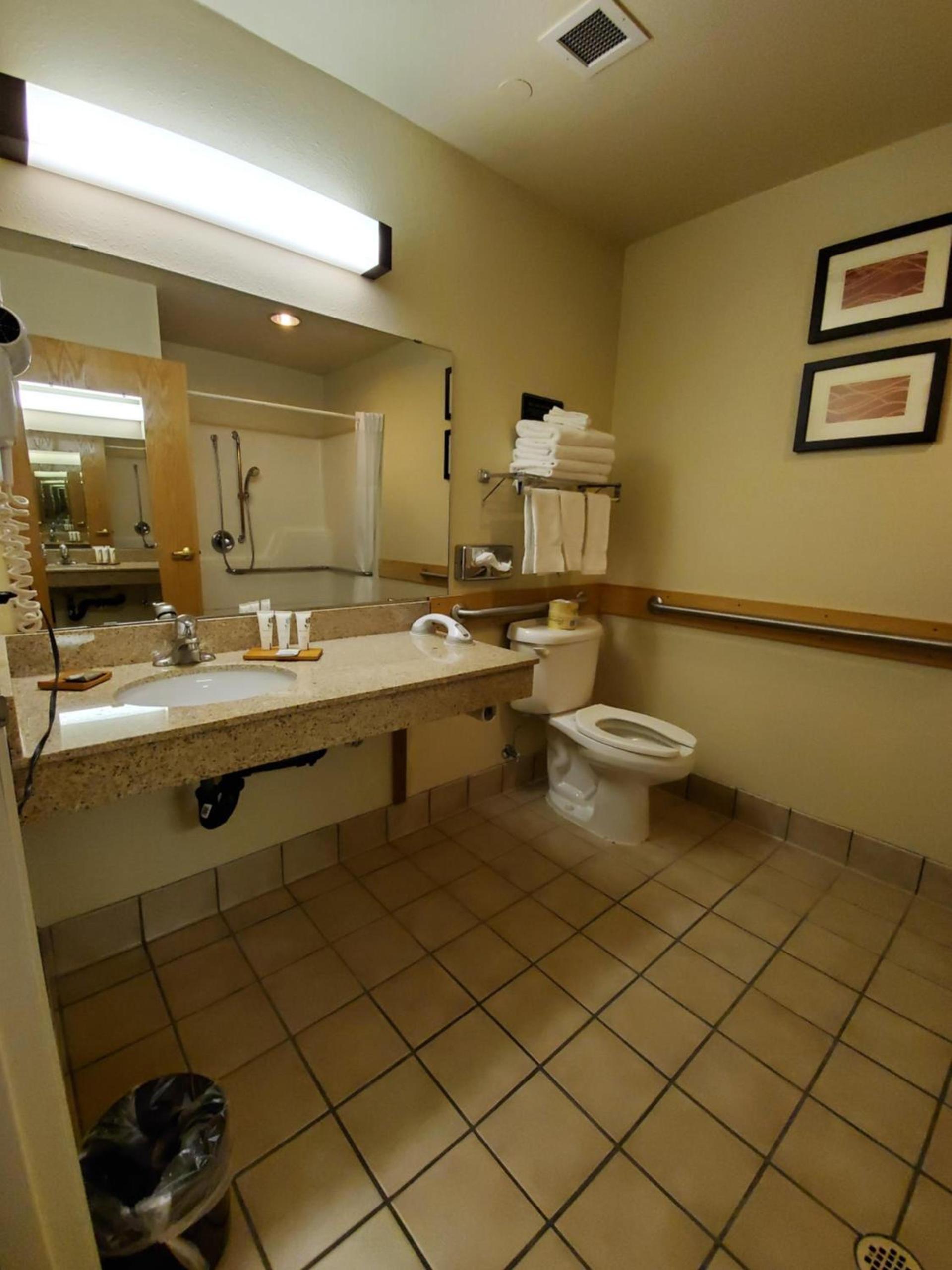Country Inn & Suites by Radisson, Bend, OR photo 68