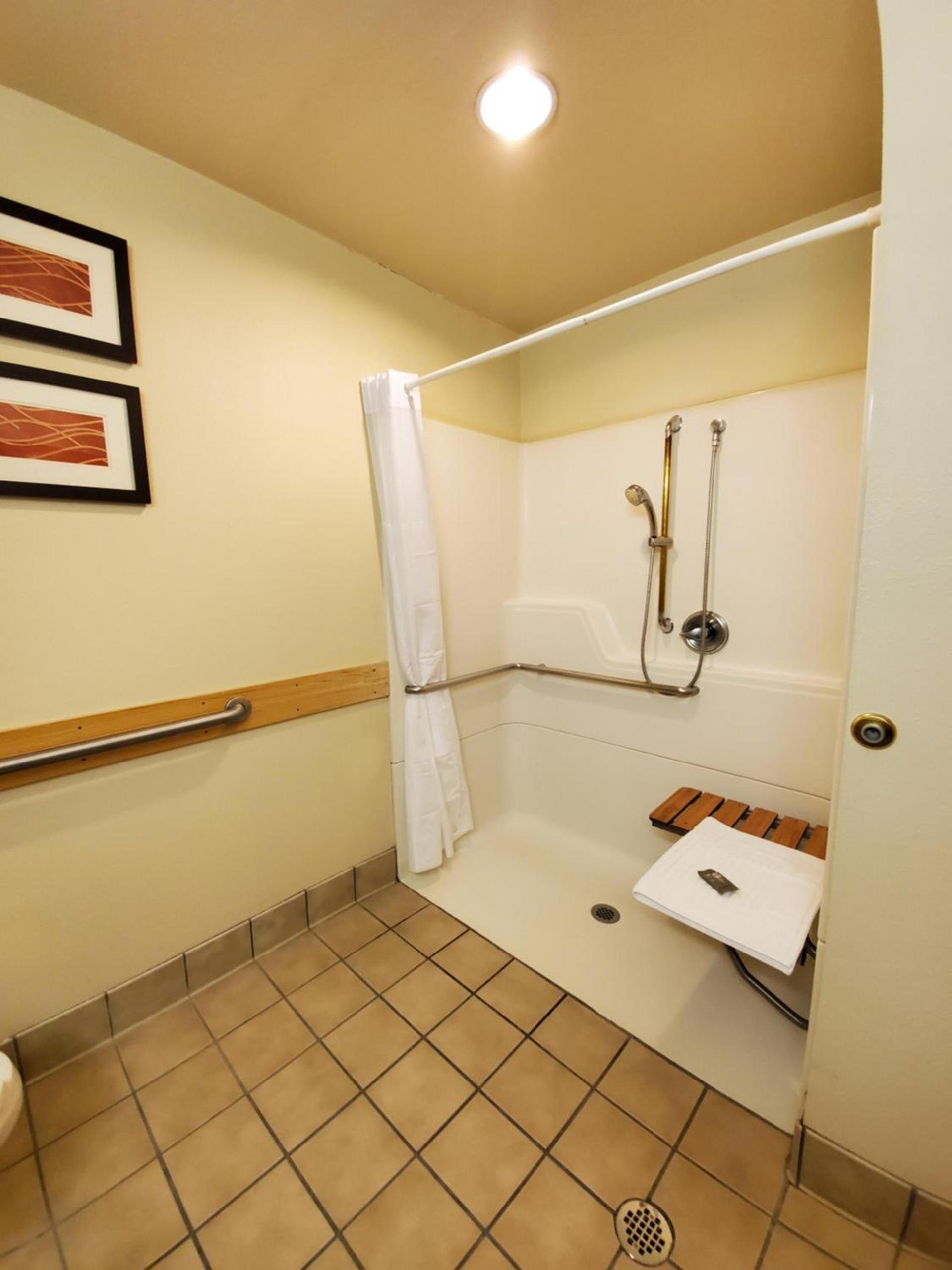 Country Inn & Suites by Radisson, Bend, OR photo 69