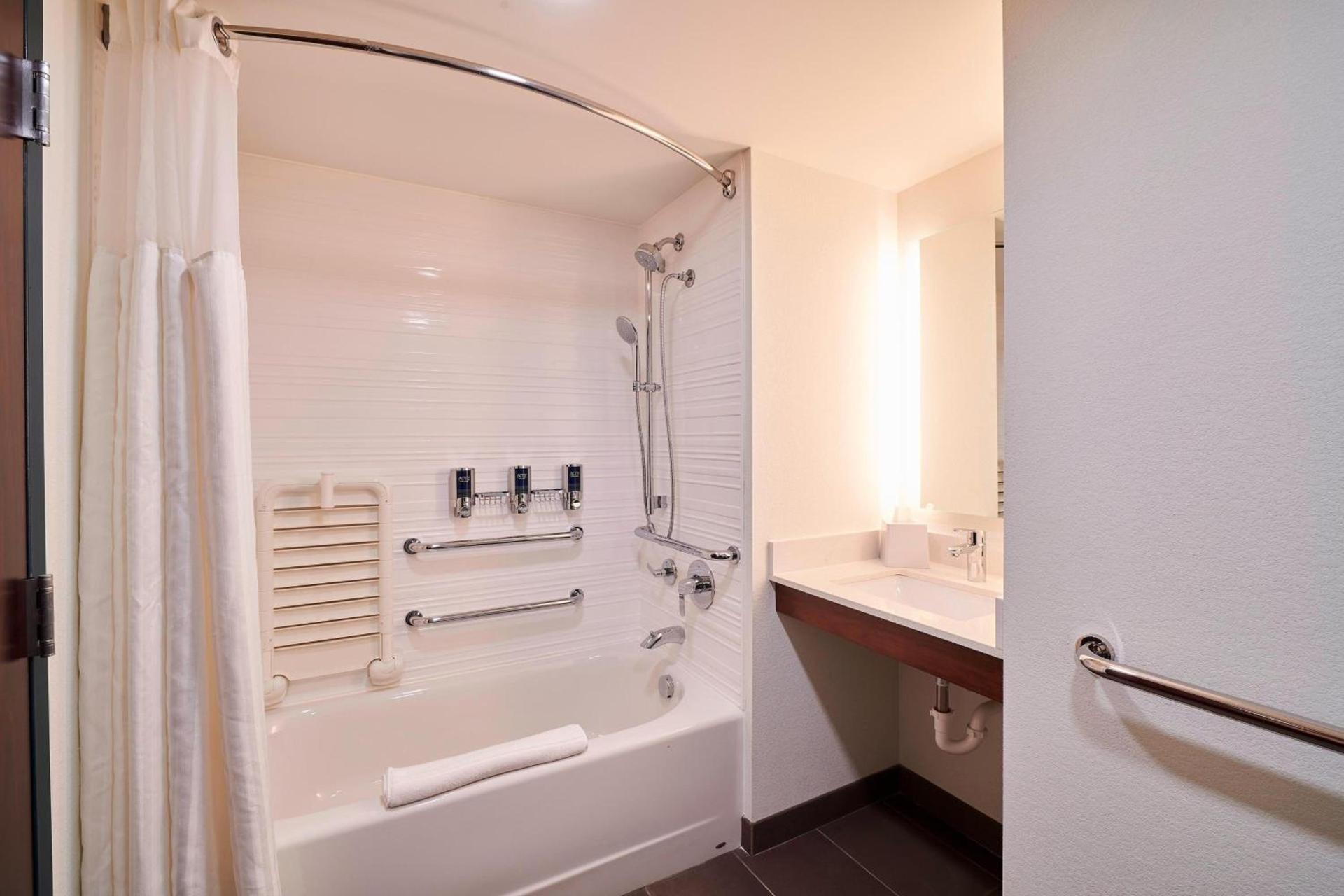 Four Points by Sheraton Cleveland-Eastlake photo 15