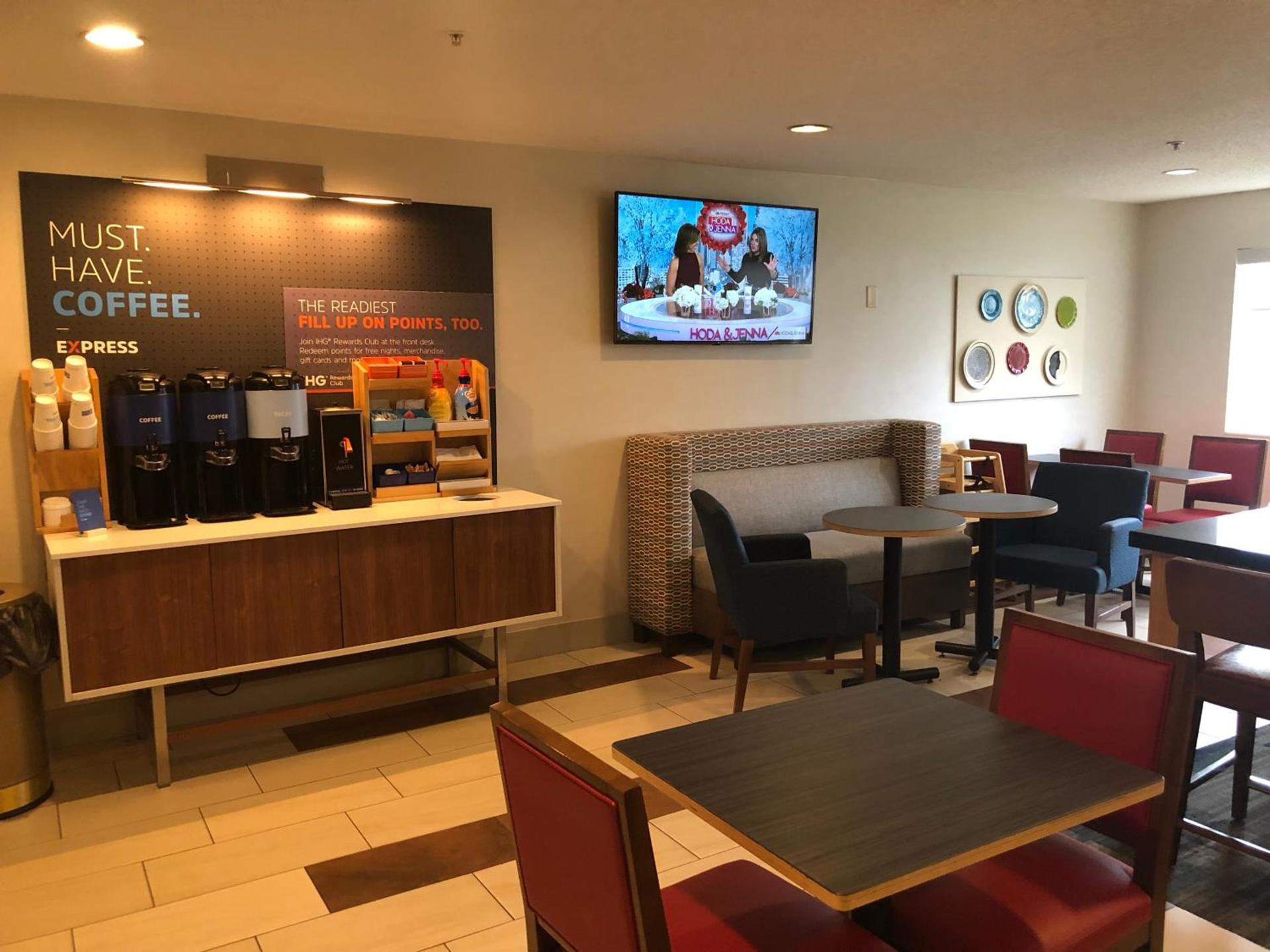 Holiday Inn Express Mt. Vernon by IHG photo 38