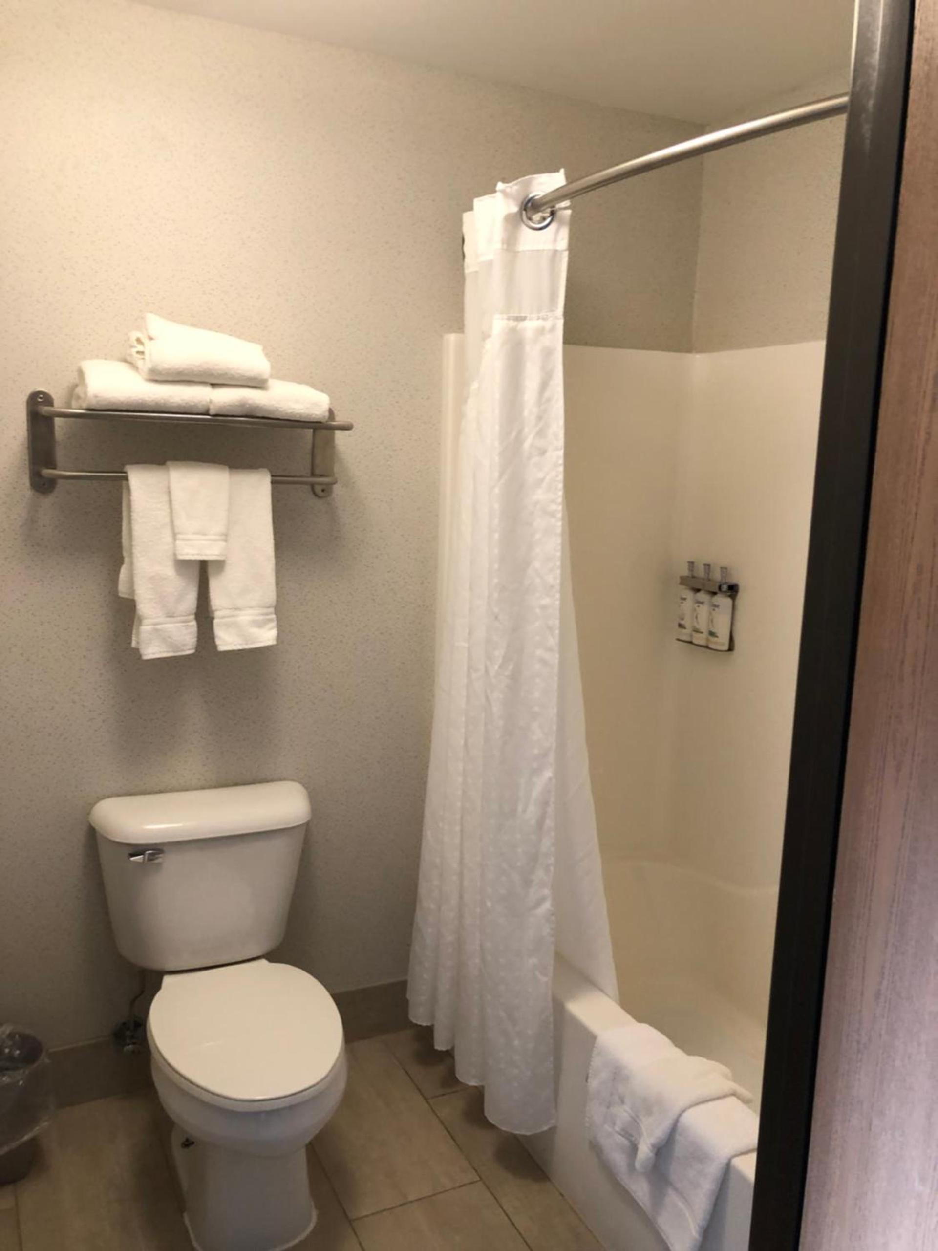 Holiday Inn Express Mt. Vernon by IHG photo 44