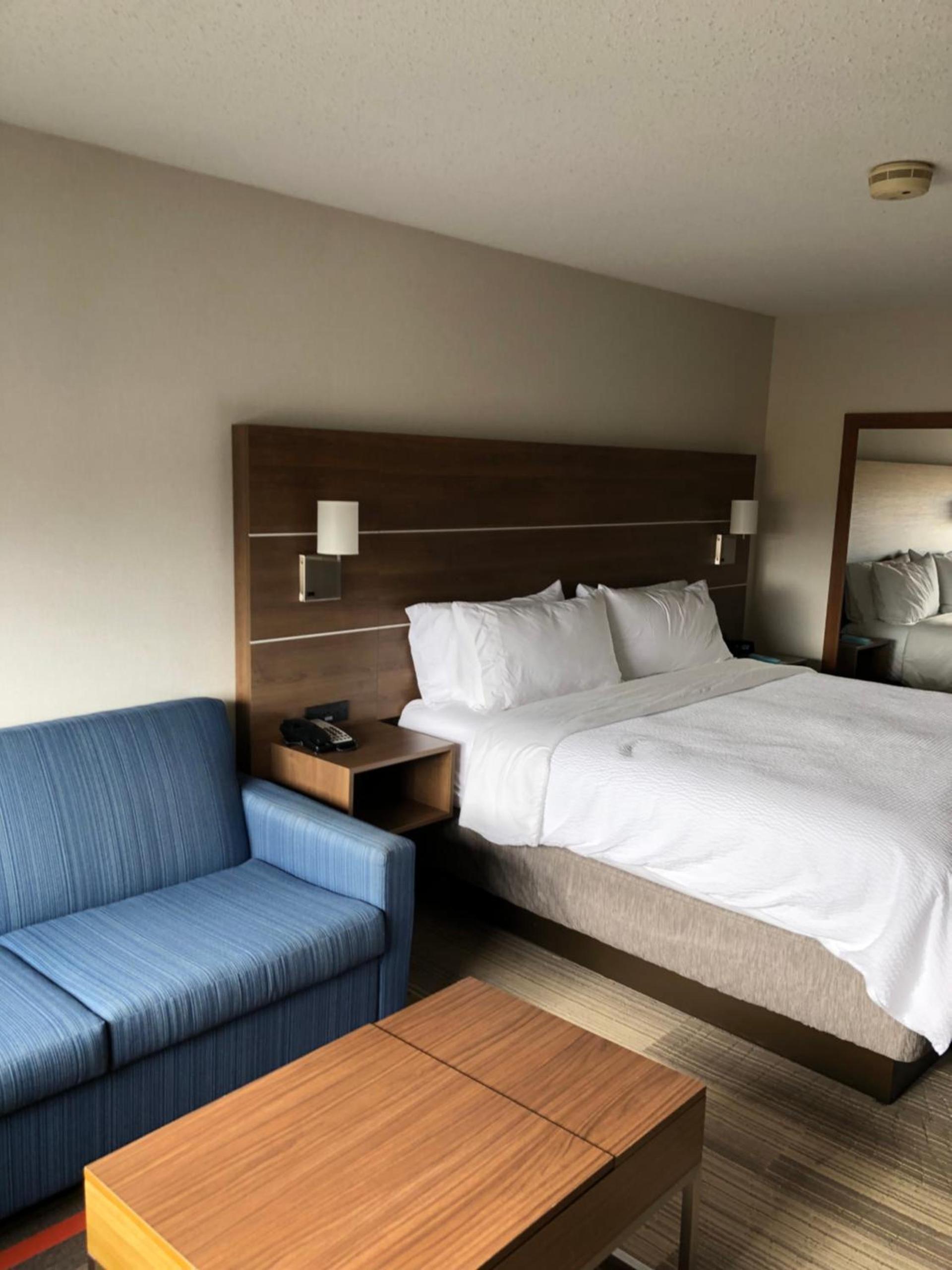 Holiday Inn Express Mt. Vernon by IHG photo 46