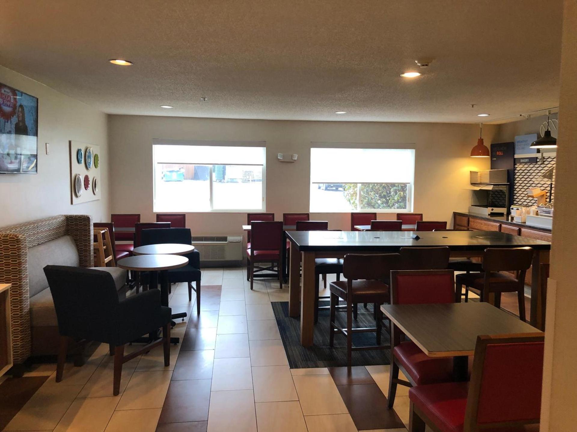 Holiday Inn Express Mt. Vernon by IHG photo 47